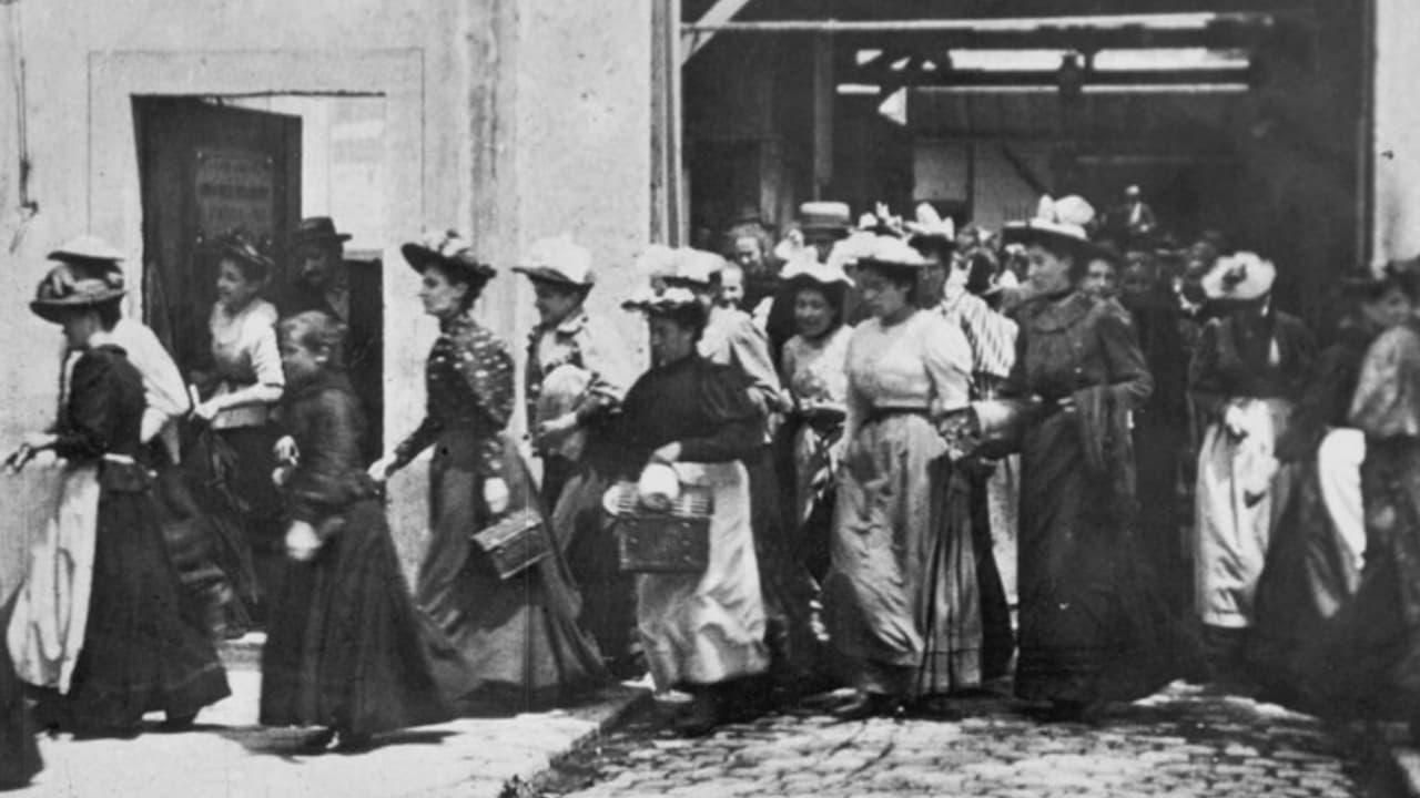 La salida de los obreros de la fábrica Lumière hero image